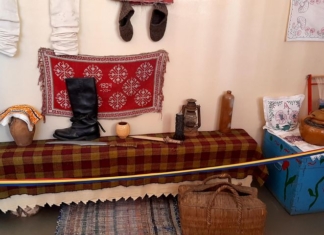 Un mic muzeu amenajat în școală, cu obiecte vechi strânse din sat. În locul special creat de doi învățători, se țin ore de istorie și chiar de română