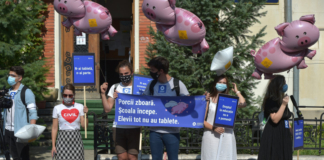 Protest în prima zi de școală, la Ministerul Educației: ”Porcii zboară, școala începe, elevii tot nu au tablete” VIDEO
