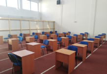 Spații de curs amenajate în sala de atletism pentru ca toți elevii să poată fi prezenți fizic la școală