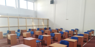 Spații de curs amenajate în sala de atletism pentru ca toți elevii să poată fi prezenți fizic la școală