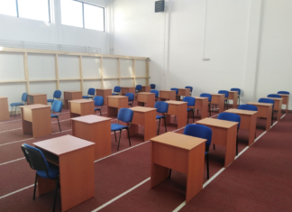 Spații de curs amenajate în sala de atletism pentru ca toți elevii să poată fi prezenți fizic la școală