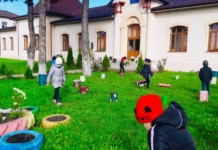 O clasă în aer liber, spații de joacă și multă culoare în curtea școlii din comuna Zamostea, județul Suceava GALERIE FOTO