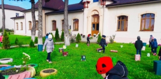 O clasă în aer liber, spații de joacă și multă culoare în curtea școlii din comuna Zamostea, județul Suceava GALERIE FOTO