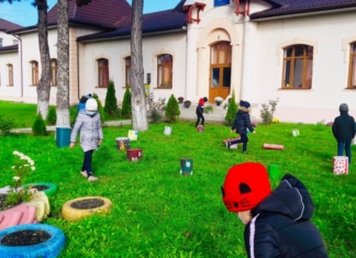 O clasă în aer liber, spații de joacă și multă culoare în curtea școlii din comuna Zamostea, județul Suceava GALERIE FOTO