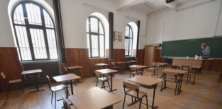 Profesor: Poate că școala trebuie să se schimbe. În loc să memorăm la infinit formule, să lăsăm copilul să își ia răspunsurile cu sursele deschise