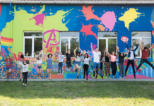 Cea mai colorată școală. Un proiect realizat de elevi și inițiat de un profesor care încurajează activitățile practice și creativitatea copiilor FOTO