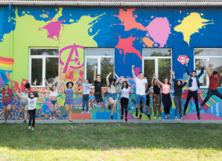 Cea mai colorată școală. Un proiect realizat de elevi și inițiat de un profesor care încurajează activitățile practice și creativitatea copiilor FOTO