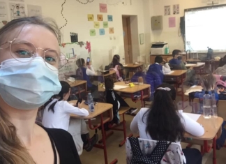 Cum a reușit o învățătoare să facă orele online mai captivante: ”Am vrut să alung monotonia și să ajung altfel la copii. Personajele ne-au ajutat enorm”