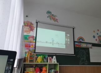 O învățătoare de la oraș ajută o școală de la sat să obțină tablete pentru elevi: ”Copiii sunt dornici de învățare, dar nu au cu ce”