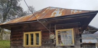 Școala din Uloha, o casă bătrânească cu două camere. Învățătoarele și educatoarea vin de la zeci de kilometri pentru a-i învăța pe copiii din cătun