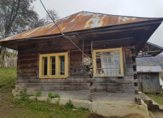 Școala din Uloha, o casă bătrânească cu două camere. Învățătoarele și educatoarea vin de la zeci de kilometri pentru a-i învăța pe copiii din cătun