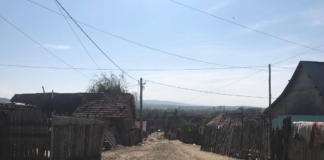 Școala online pe ulițele „de pe deal”. Învățătoarea strânge tablete pentru copiii pe care cu mari eforturi i-a adus în septembrie la școală