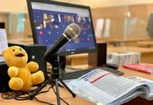 Școala din Sibiu unde învățătoarele predau online din sala de clasă. O oră fără elevi în bănci, surprinsă în imagini emoționante VIDEO