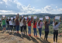 În satul dintre dealuri, copiii primesc lecțiile la plic. Profesoară: ”Școala pe fișe nu este școală. În momentul de față, dreptul la educație este inegal”