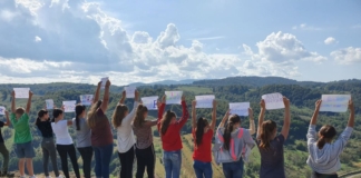 În satul dintre dealuri, copiii primesc lecțiile la plic. Profesoară: ”Școala pe fișe nu este școală. În momentul de față, dreptul la educație este inegal”