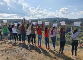 În satul dintre dealuri, copiii primesc lecțiile la plic. Profesoară: ”Școala pe fișe nu este școală. În momentul de față, dreptul la educație este inegal”