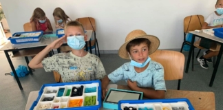 O învățătoare din Sibiu a îndeplinit visul unor copii din Delta Dunării. Alina Hoară este pasionată de tehnologie și predă cu ajutorul roboților VIDEO
