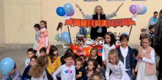 Tipa cu stiloul, o învățătoare care își lasă „semnătura” în inima elevilor: „Dacă îți iubești meseria, pui suflet și îți pasă, poți să faci rai din ce ai”