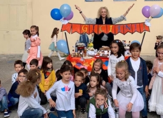 Tipa cu stiloul, o învățătoare care își lasă „semnătura” în inima elevilor: „Dacă îți iubești meseria, pui suflet și îți pasă, poți să faci rai din ce ai”