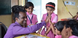 Un profesor dintr-un sat din India, câştigătorul din acest an al premiului Global Teacher Prize VIDEO