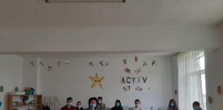 Club de lectură și un opțional de literatură și arte, susținut de o profesoară din Iași pentru copiii din sat și elevii de la ”A doua șansă”