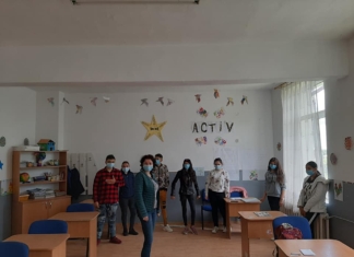 Club de lectură și un opțional de literatură și arte, susținut de o profesoară din Iași pentru copiii din sat și elevii de la ”A doua șansă”