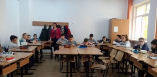 O profesoară care își încurajează elevii să citească: ”Din dragostea de carte, n-ai cum să nu te transformi într-un om extrem de sigur pe tine”