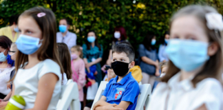 Ministrul Educației: Regulile trebuie să permită ca elevii să stea unul lângă altul în bancă. Este stupid să impui reguli artificiale de distanțare