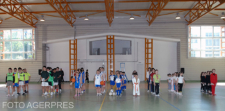 Masca de protecție ar putea să nu mai fie obligatorie în timpul orelor de sport. Ce propune Ministerul Educației