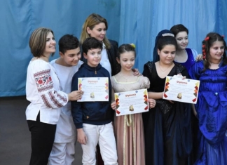 O profesoară care își face elevii să vină cu plăcere la ore. ”Predă diferit, interactiv, are multe proiecte și este atașată de copii”, spune o elevă