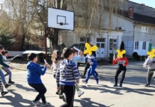 Lecția de istorie în aer liber. Copiii și-au confecționat arme din hârtie și s-au „luptat” în curtea școlii FOTO&VIDEO