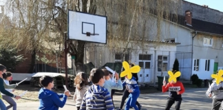 Lecția de istorie în aer liber. Copiii și-au confecționat arme din hârtie și s-au „luptat” în curtea școlii FOTO&VIDEO