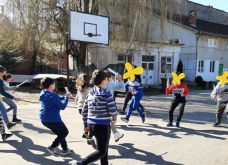 Lecția de istorie în aer liber. Copiii și-au confecționat arme din hârtie și s-au „luptat” în curtea școlii FOTO&VIDEO