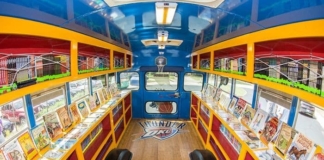 Biblioteca pe roți din curtea școlii. O învățătoare vrea să amenajeze într-un autobuz vechi un spațiu de lectură colorat pentru copiii din sat