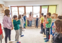 O idee pentru starea de bine în clasă, ce poate fi aplicată și în timpul orelor online. Profesoara de joacă: Mașina de spălat cu complimente