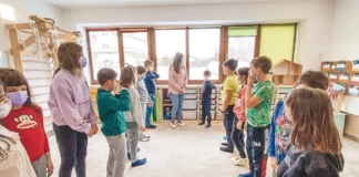 O idee pentru starea de bine în clasă, ce poate fi aplicată și în timpul orelor online. Profesoara de joacă: Mașina de spălat cu complimente