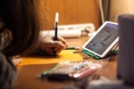 Lecții online pentru copiii de la sat. 45 de voluntari, mulți studenți, ajută 45 de elevi să recupereze ce au pierdut în pandemie și să nu abandoneze școala