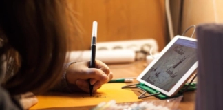 Lecții online pentru copiii de la sat. 45 de voluntari, mulți studenți, ajută 45 de elevi să recupereze ce au pierdut în pandemie și să nu abandoneze școala