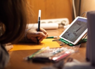 Lecții online pentru copiii de la sat. 45 de voluntari, mulți studenți, ajută 45 de elevi să recupereze ce au pierdut în pandemie și să nu abandoneze școala