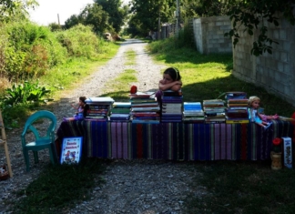 Cărți pentru copiii din satele uitate. O fostă jurnalistă și zeci de voluntari duc în cătune „valiza cu povești” și construiesc „cărțindare” FOTO
