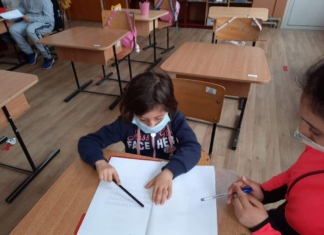 La Picior de Munte, elevii mari fac lecții cu cei mici din clasele primare. O experiență ”wow” și ”specială” din care toți copiii învață câte ceva