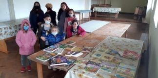 O învățătoare vrea să amenajeze un spațiu de lectură și recreere pentru copiii din sat în vechea școală. Acum, activitățile au loc la căminul cultural