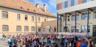 Cum sărbătoresc copiii Săptămâna Sănătății Emoționale într-o școală din Sibiu. Învățătoare: ”Două boxe, 8 minute de muzică, 100% stare de bine!”