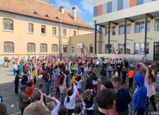 Cum sărbătoresc copiii Săptămâna Sănătății Emoționale într-o școală din Sibiu. Învățătoare: ”Două boxe, 8 minute de muzică, 100% stare de bine!”