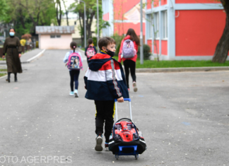 Ministerul Educației: 163 de unităţi de învăţământ funcționează online. Peste jumătate din testele de salivă pozitive, confirmate PCR
