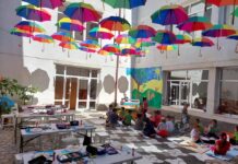 Grădină senzorială, amenajată în curtea interioară a școlii: ”Este un spațiu grozav. Copiii sunt încântați să lucreze sub umbrelele colorate” FOTO