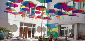 Grădină senzorială, amenajată în curtea interioară a școlii: ”Este un spațiu grozav. Copiii sunt încântați să lucreze sub umbrelele colorate” FOTO