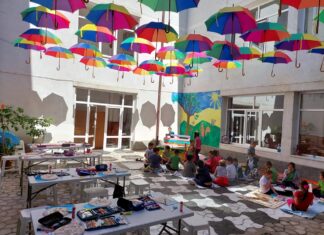 Grădină senzorială, amenajată în curtea interioară a școlii: ”Este un spațiu grozav. Copiii sunt încântați să lucreze sub umbrelele colorate” FOTO