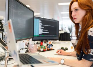Liceenii ajută IMM-urile să facă primii pași spre digitalizare: ”Construirea site-ului a fost un challenge pentru mine pe partea de design”