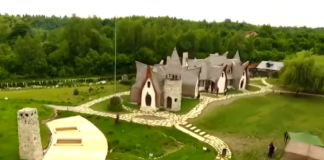 O nouă lecție ”Educație la înălțime”: Elevii au ajuns la Castelul de Lut Valea Zânelor, pentru o oră cu povești culese de profesoara Cristina Dudan VIDEO